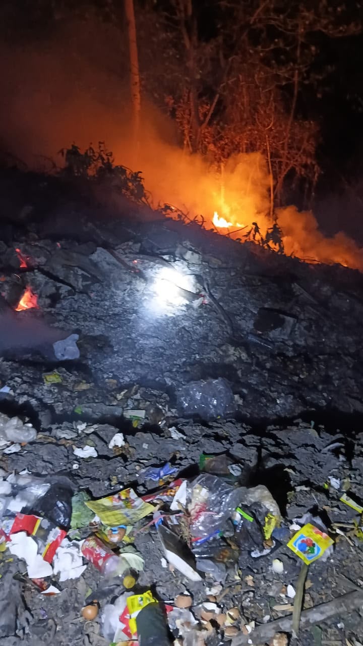 **RESPONS CEPAT KEBAKARAN LAHAN DI NUANGAN: CAMAT TEGASKAN PENGGUNA JALAN JAGA KEWASPADAAN DAN TIDAK BUANG PUNTUNG ROKOK SEMBARANGAN**